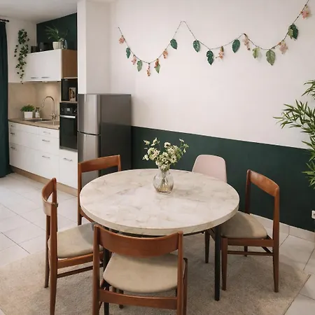 Plants 24 7 Check In 4 Persons *